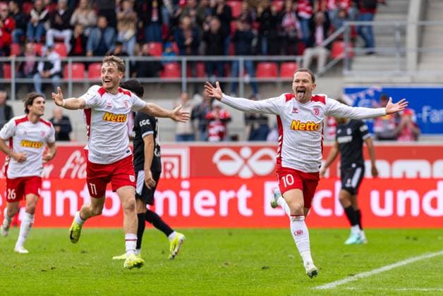28 09 2025, Soccer, GER, Season, 3 Liga, Season 2025 2026, 8 Matchday, SSV Jahn Regensburg SC Verl Cheering after the 2 0 by Phil Beckhoff Jahn DFL REGULATIONS PROHIBIT ANY USE OF PHOTOGRAPHS AS IMAGE SEQUENCES AND OR QUASI VIDEO