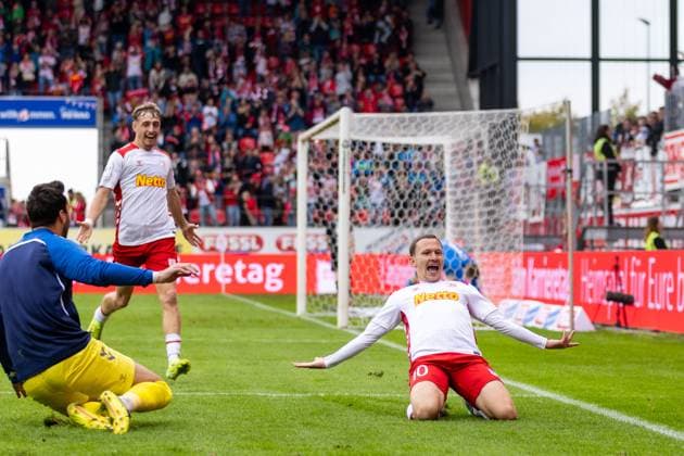28 09 2025, Soccer, GER, Season, 3 Liga, Season 2025 2026, 8 Matchday, SSV Jahn Regensburg SC Verl Cheering after the 2 0 by Phil Beckhoff Jahn DFL REGULATIONS PROHIBIT ANY USE OF PHOTOGRAPHS AS IMAGE SEQUENCES AND OR QUASI VIDEO