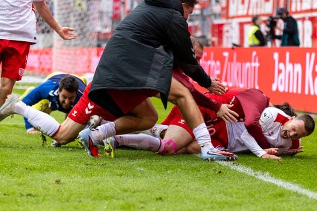 28 09 2025, Soccer, GER, Season, 3 Liga, Season 2025 2026, 8 Matchday, SSV Jahn Regensburg SC Verl Cheering after the 2 0 by Phil Beckhoff Jahn DFL REGULATIONS PROHIBIT ANY USE OF PHOTOGRAPHS AS IMAGE SEQUENCES AND OR QUASI VIDEO
