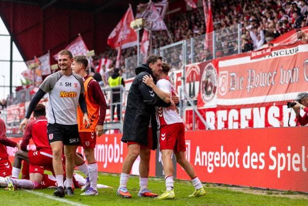 28 09 2025, Soccer, GER, Season, 3 Liga, Season 2025 2026, 8 Matchday, SSV Jahn Regensburg SC Verl Cheering after the 2 0 by Phil Beckhoff Jahn DFL REGULATIONS PROHIBIT ANY USE OF PHOTOGRAPHS AS IMAGE SEQUENCES AND OR QUASI VIDEO