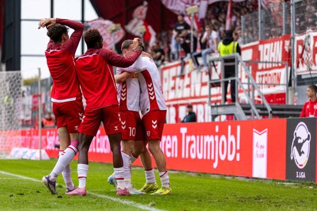 28 09 2025, Soccer, GER, Season, 3 Liga, Season 2025 2026, 8 Matchday, SSV Jahn Regensburg SC Verl Cheering after the 2 0 by Phil Beckhoff Jahn DFL REGULATIONS PROHIBIT ANY USE OF PHOTOGRAPHS AS IMAGE SEQUENCES AND OR QUASI VIDEO