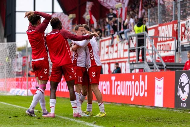 28 09 2025, Soccer, GER, Season, 3 Liga, Season 2025 2026, 8 Matchday, SSV Jahn Regensburg SC Verl Cheering after the 2 0 by Phil Beckhoff Jahn DFL REGULATIONS PROHIBIT ANY USE OF PHOTOGRAPHS AS IMAGE SEQUENCES AND OR QUASI VIDEO