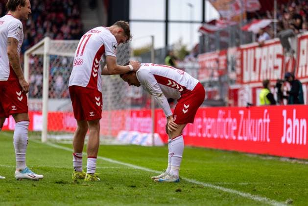 28 09 2025, Soccer, GER, Season, 3 Liga, Season 2025 2026, 8 Matchday, SSV Jahn Regensburg SC Verl Cheering after the 2 0 by Phil Beckhoff Jahn DFL REGULATIONS PROHIBIT ANY USE OF PHOTOGRAPHS AS IMAGE SEQUENCES AND OR QUASI VIDEO