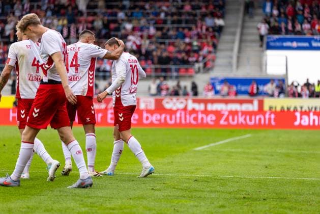 28 09 2025, Soccer, GER, Season, 3 Liga, Season 2025 2026, 8 Matchday, SSV Jahn Regensburg SC Verl Cheering after the 2 0 by Phil Beckhoff Jahn DFL REGULATIONS PROHIBIT ANY USE OF PHOTOGRAPHS AS IMAGE SEQUENCES AND OR QUASI VIDEO