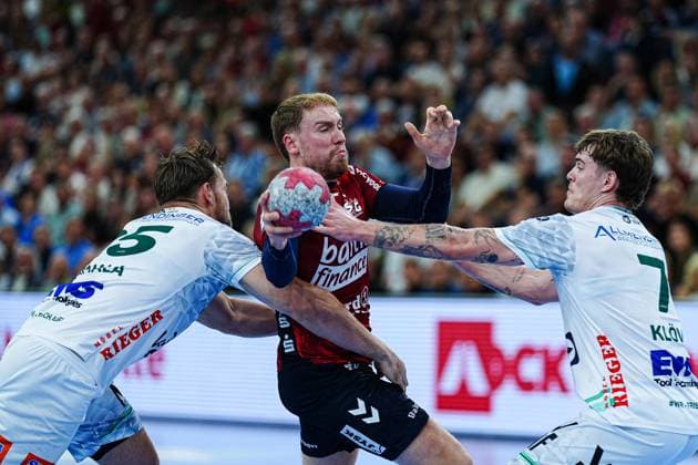 Ludwig Jurmala Astroem Frisch Auf Goeppingen, 25 , Simon Pytlick SG Flensburg Handewitt, 02 , Victor Kloeve Frisch Auf Goeppingen, 07 GER, SG Flensburg Handewitt vs Frisch Auf Goeppingen, Handball, Bundesliga, Matchday 6, Season 2026 2026, 28 09 2025 GER, SG Flensburg Handewitt vs Frisch Auf Goeppingen, Handball, Bundesliga, Matchday 6, Season 2026 2026, 28 09 2025 Flensburg Copyright: xEibner-Pressefoto MarcelxvonxFehrnx EP_MFN