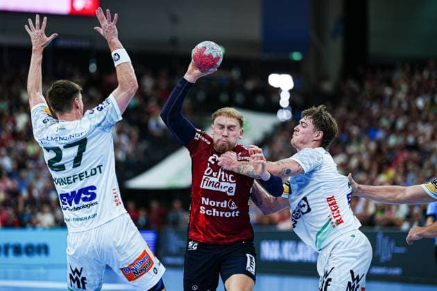 Oskar Sunnefeldt Frisch Auf Goeppingen, 27 , Simon Pytlick SG Flensburg Handewitt, 02 , Victor Kloeve Frisch Auf Goeppingen, 07 GER, SG Flensburg Handewitt vs Frisch Auf Goeppingen, Handball, Bundesliga, Matchday 6, Season 2026 2026, 28 09 2025 GER, SG Flensburg Handewitt vs Frisch Auf Goeppingen, Handball, Bundesliga, Matchday 6, Season 2026 2026, 28 09 2025 Flensburg Copyright: xEibner-Pressefoto MarcelxvonxFehrnx EP_MFN