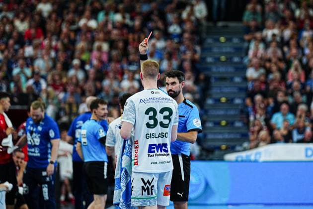 Red card sending off Ymir Oern Gislason Frisch Auf Goeppingen, 33 after foul on Simon Pytlick SG Flensburg Handewitt, 02 GER, SG Flensburg Handewitt vs Frisch Auf Goeppingen, Handball, Bundesliga, Matchday 6, Season 2026 2026, 28 09 2025 GER, SG Flensburg Handewitt vs Frisch Auf Goeppingen, Handball, Bundesliga, Matchday 6, Season 2026 2026, 28 09 2025 Flensburg Copyright: xEibner-Pressefoto MarcelxvonxFehrnx EP_MFN