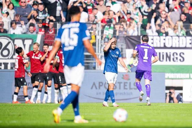 28 09 2025 Soccer, 2025 2026, 2 Bundesliga, Matchday 7, Hannover 96 DSC Arminia Bielefeld L R Vincent Ocansey Bielefeld , Felix Hagmann Bielefeld DFL REGULATIONS PROHIBIT ANY USE OF PHOTOGRAPHS AS IMAGE SEQUENCES AND OR QUASI VIDEO