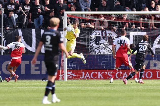 2025-09-28 FC Utrecht v SC Heerenveen - Dutch Eredivisie UTRECHT, NETHERLANDS - SEPTEMBER 28: Goalkeeper Vasilis Barkas of FC Utrecht during the Dutch Eredivisie match between FC Utrecht and SC Heerenveen at Stadion de Galgenwaard on September 28, 2025 in Utrecht, Netherlands. Utrecht Stadion de Galgenwaard Netherlands Content not available for redistribution in The Netherlands directly or indirectly through any third parties. Copyright: xBenxGalx
