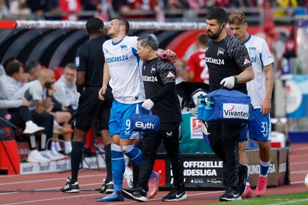 Dawid Kownacki Hertha BSC, 9 is injured, injury, injury, taken off the pitch 28 09 2025, Football, 2 Bundesliga, 1 FC Nuernberg Hertha BSC, DEU, Nuremberg, Max Morlock Stadion, DFL REGULATES PROHIBIT ANY USE OF PHOTOGRAPHS AS IMAGE SEQUENCES AND OR QUASI VIDEO Copyright: HMBxMedia xHeikoxBecker