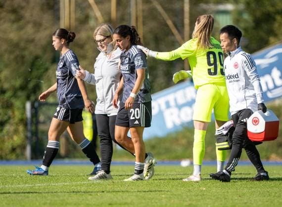 Soccer, Women, Season 2025 2026, DFB Pokal 1 round , FC Viktoria 89 Berlin Eintracht Frankfurt, v l Ilayda Acikgöz 20, Eintracht Frankfurt retired injured, goalkeeper Michele Tschudin FC Viktoria 1889 Berlin apologizes, 28 09 2025, Copyright: xMatthiasxKochx