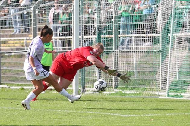 Soccer DFB Pokal Women BSG Chemie Leipzig vs FC Carl Zeiss Jena 28 09 2025 Noemi Gentile 25, Carl Zeiss Jena scores against goalkeeper Lina Bredereck 25, Chemie Leipzig the goal to 0 5 Soccer, DFB Pokal Women, Season 2025 2026, 1 Round BSG Chemie Leipzig vs FC Carl Zeiss Jena on 28 09 2025 at Alfred Kunze Sportpark, Leipzig Leutzsch Copyright: xBEAUTIFULxSPORTS JanxKaeferx