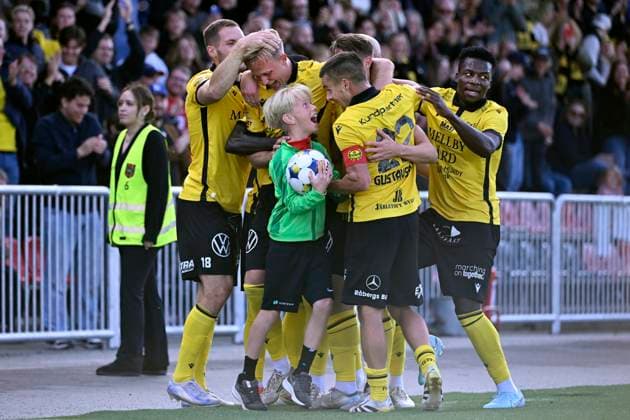 STOCKHOLM 20250928 Mjällby players cheer with ball after 0-1 by Herman Johansson 2nd fv during Sundays football match in the Allsvenskan between IF Brommapojkarna and Mjällby AIF at Grimsta IP STOCKHOLM Sweden x10070x  Copyright: xJessicaxGow TTx ALLSVENSKAN BROMMAPOJKARNA-MJÄLLBY