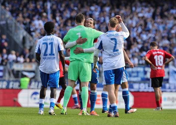 28 09 2025 Soccer Season 2025 2026 2 Soccer Bundesliga 07 Matchday 1 FC Nürnberg FCN Club Hertha BSC Berlin HBSC Sportfoto Zink DaMa xdaxmax DFL regulations prohibit any use of photographs as image sequences and or quasi video only for editorial use Jubel Freude nach Spielende Tjark Ernst 1, Hertha BSC Berlin Fabian Reese 11, Hertha BSC Berlin