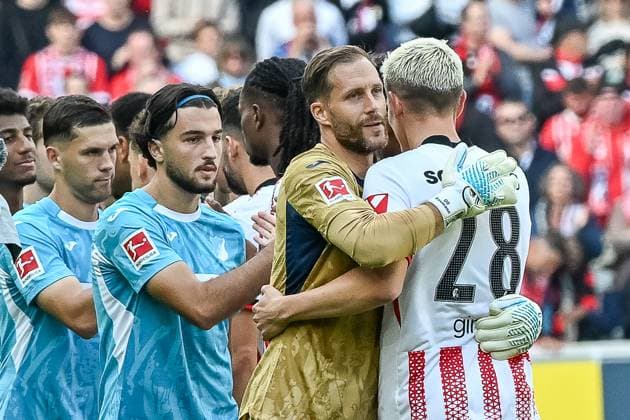 Oliver Baumann TSG Hoffenheim, 01 hugs Matthias Ginter SC Freiburg, 28 at the beginning of the match during the welcome GER, SC Freiburg TSG 1899 Hoffenheim, Football, Bundesliga, Matchday 5, Season 2025 2026, 28 09 2025 DFL DFB REGULATES PROHIBIT ANY USE OF PHOTOGRAPHS AS IMAGE SEQUENCES AND OR QUASI VIDEO GER, SC Freiburg TSG 1899 Hoffenheim, Football, Bundesliga, Matchday 5, Season 2025 2026, 28 09 2025 Freiburg Copyright: xEibner-Pressefoto ThomasxHessx EP_THS