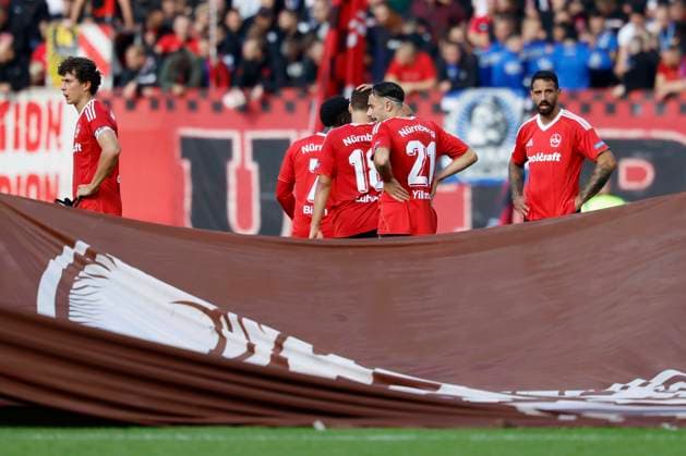 disappointment, dejected, depressed, frustrated, disappointed, looking disappointed, dissapointed at the Nuremberg players after the defeat against Hertha, 28 09 2025, Soccer, 2 Bundesliga, 1 FC Nuernberg Hertha BSC, DEU, Nuremberg, Max Morlock Stadion, DFL REGULATIONS PROHIBIT ANY USE OF PHOTOGRAPHS AS IMAGE SEQUENCES AND OR QUASI VIDEO Copyright: HMBxMedia xHeikoxBecker