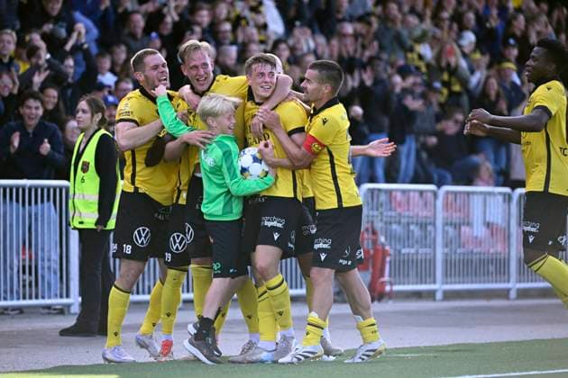 STOCKHOLM 20250928 Mjällby players celebrate with a ball after 0-1 by Herman Johansson 2a fv during Sunday s football match in the Allsvenskan between IF Brommapojkarna and Mjällby AIF at Grimsta IP STOCKHOLM Sweden x10070x  Copyright: xJessicaxGow TTx ALLSWEDEN BROMMAPOJKARNA-MJÄLLBY