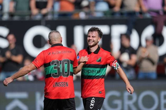 NIJMEGEN - Bryan Linssen of NEC and Dirk Proper, captain of NEC (left) during the Dutch Eredivisie match between NEC Nijmegen and AZ at De Goffert on September 28, 2025, in Nijmegen, Netherlands. ANP RENE BOUWMAN Eredivisie 2025 26 xVIxANPxSportx xxANPxIVx 537733769 originalFilename: 537733769.jpg