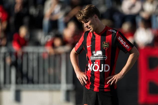 250928 Brommapojkarnas Alex Timossi Andersson dips during the football match in Allsvenskan between Brommapojkarna and Mjällby on September 28, 2025 in Stockholm  Copyright: EMMAxWALLSKOG BB250928EW052