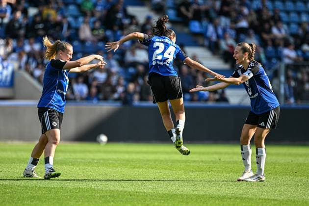 Soccer I Women I Season 2025 2026 I DFB Cup I 1 FC Magdeburg Hamburger SV I 28 09 2025 Goal celebration Svea Stoldt 8, Hamburger SV , Goal scorer Almudena Sierra 24, Hamburger SV with air jump, Emilia Angelika Hirche 20, Hamburger SV f l n r Magdeburg Avnet Arena Heinz Krügel Platz 1 Sachsen Anhalt Germany Copyright: xLobeca InesxHähnelx