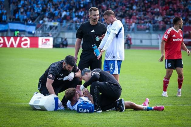 Injury break of a Berlin player, with referee referee Marc Philip Eckermann, 1 FC Nuernberg vs Hertha BSC Berlin, DFL, 2 Bundesliga, Season 2025 2026, Max Morlock Stadion, Hinrunde, 7 Spieltag, 28 09 2025 DFB regulations prohibit any use of photographs as image sequences and or quasi video Nuernberg Bayern Germany Copyright: xkolbert-press MartinxAgüerax