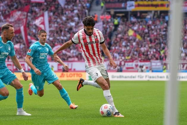 Eren Sami Dinkci SC Freiburg, 18 on the ball , Germany, Soccer, 1 Bundesliga, Matchday 5, 2025 2026, SC Freiburg vs TSG Hoffenheim, 28 09 2025, Europa Park Stadion, Freiburg, Germany DFL REGULATIONS PROHIBIT ANY USE OF PHOTOGRAPHS AS IMAGE SEQUENCES AND OR QUASI VIDEO Freiburg Europa Park Stadion Baden Württemberg Germany Copyright: xArnexAmbergx