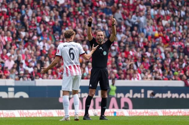 Bastian Dankert referee VAR, announces the decision over the loudspeakers in the stadium, VAR, video evidence, scoreboard, microphone , Germany, Football, 1 Bundesliga, Matchday 5, 2025 2026, SC Freiburg vs TSG Hoffenheim, 28 09 2025, Europa Park Stadion, Freiburg, Germany DFL REGULATIONS PROHIBIT ANY USE OF PHOTOGRAPHS AS IMAGE SEQUENCES AND OR QUASI VIDEO Freiburg Europa Park Stadion Baden Württemberg Germany Copyright: xArnexAmbergx