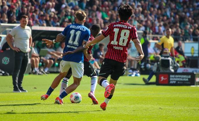 Germany Soccer 2 Bundesliga 2025 26, 7 Matchday Hannover 96 vs Arminia Bielefeld Heinz von Heiden Arena Stadion Hannover Joel Grodowski Arminia Bielefeld, 11 Daisuke Yokota Hannover 96, 18 Hannover Copyright: xAymanxAlahmedx
