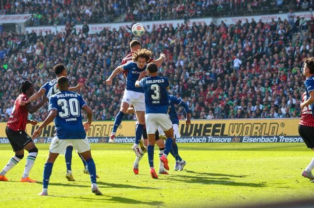 Germany Soccer 2 Bundesliga 2025 26, 7 Matchday Hannover 96 vs Arminia Bielefeld Heinz von Heiden Arena Stadion Hannover Isaiah Young Arminia Bielefeld, 30 Joel Felix Arminia Bielefeld, 3 Hannover Copyright: xAymanxAlahmedx