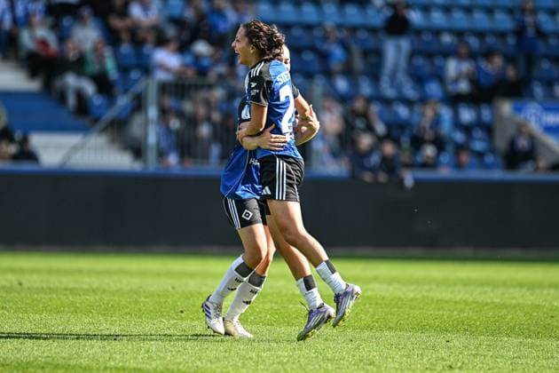 Soccer I Women I Season 2025 2026 I DFB Cup I 1 FC Magdeburg Hamburger SV I 28 09 2025 Goal celebration Almudena Sierra 24, Hamburger SV and Emilia Angelika Hirche 20, Hamburger SV Magdeburg Avnet Arena Heinz Krügel Platz 1 Saxony-Anhalt Germany Copyright: xLobeca InesxHähnelx