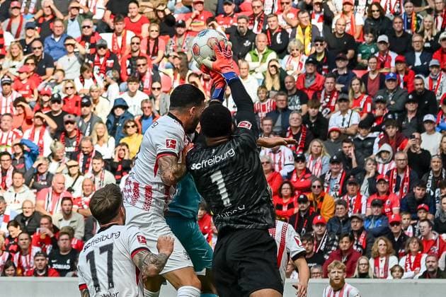 Fisnik Asllani TSG Hoffenheim, 11 , Anthony Jung SC Freiburg, 05 block Noah Atubolu SC Freiburg, 01 GER, SC Freiburg TSG 1899 Hoffenheim, Football, Bundesliga, Matchday 5, Season 2025 2026, 28 09 2025 DFL DFB REGULATIONS PROHIBIT ANY USE OF PHOTOGRAPHS AS IMAGE SEQUENCES AND OR QUASI VIDEO GER, SC Freiburg TSG 1899 Hoffenheim, Football, Bundesliga, Matchday 5, Season 2025 2026, 28 09 2025 Freiburg Copyright: xEibner-Pressefoto ThomasxHessx EP_THS