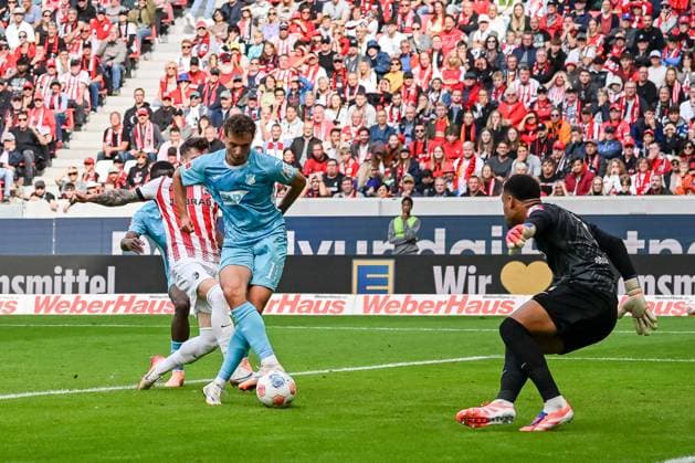 Scene for the goal to 1 1 by Fisnik Asllani TSG Hoffenheim, 11 GER, SC Freiburg TSG 1899 Hoffenheim, Football, Bundesliga, Matchday 5, Season 2025 2026, 28 09 2025 DFL DFB REGULATIONS PROHIBIT ANY USE OF PHOTOGRAPHS AS IMAGE SEQUENCES AND OR QUASI VIDEO GER, SC Freiburg TSG 1899 Hoffenheim, Football, Bundesliga, Matchday 5, Season 2025 2026, 28 09 2025 Freiburg Copyright: xEibner-Pressefoto ThomasxHessx EP_THS