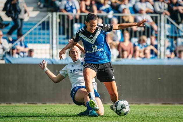DFB Pokal Women 1 FC Magdeburg vs Hamburger SV, 28 09 25 Vildan Karde ler Hamburger SV, 7 in duel with Laura Krug 1 FC Magdeburg, 7 DFB Pokal Women 2025 2026, 1 Round 1 FC Madgeburg vs Hamburger SV on 28 09 2025 at Avnet Arena, Magdeburg DFB DFL REGULATIONS PROHIBIT ANY USE OF PHOTOGRAPHS AS IMAGE SEQUENCES AND OR QUASI VIDEO Copyright: xBEAUTIFULxSPORTS Tonhäuserx