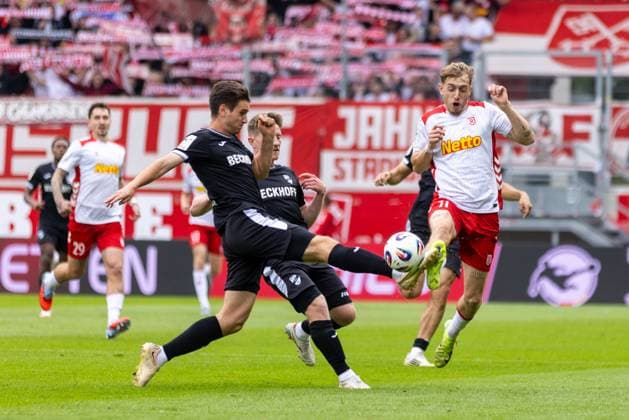 28 09 2025, Soccer, GER, Season, 3 Liga, Season 2025 2026, 8 Matchday, SSV Jahn Regensburg SC Verl Martin Ens vs Noel Eichinger Regensburg DFL REGULATIONS PROHIBIT ANY USE OF PHOTOGRAPHS AS IMAGE SEQUENCES AND OR QUASI VIDEO