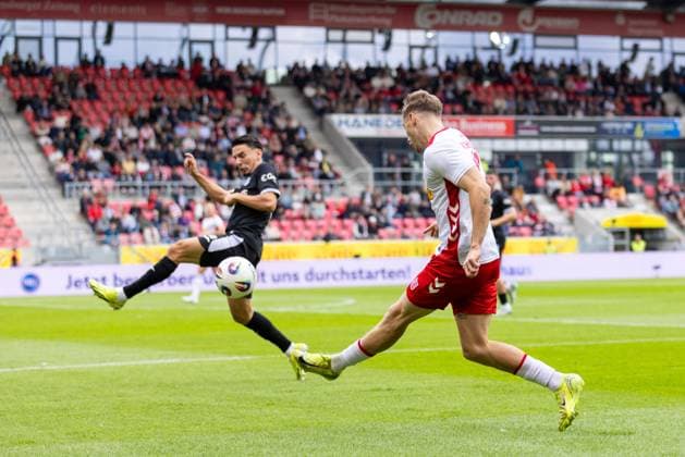 28 09 2025, Soccer, GER, Season, 3 Liga, Season 2025 2026, Matchday 8, SSV Jahn Regensburg SC Verl Timur Gayret blocks a ball from Noel Eichinger Regensburg DFL REGULATIONS PROHIBIT ANY USE OF PHOTOGRAPHS AS IMAGE SEQUENCES AND OR QUASI VIDEO
