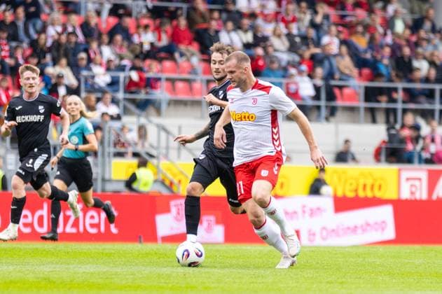 28 09 2025, Soccer, GER, Season, 3 Liga, Season 2025 2026, Matchday 8, SSV Jahn Regensburg SC Verl Yari Otto vs Eric Hottmann SSV Jahn Regensburg DFL REGULATIONS PROHIBIT ANY USE OF PHOTOGRAPHS AS IMAGE SEQUENCES AND OR QUASI VIDEO