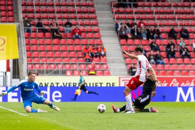 28 09 2025, Soccer, GER, Season, 3 Liga, Season 2025 2026, 8 Matchday, SSV Jahn Regensburg SC Verl Dustin Forkel SSV Jahn Regensburg fails against Philipp Schulze Verl DFL REGULATIONS PROHIBIT ANY USE OF PHOTOGRAPHS AS IMAGE SEQUENCES AND OR QUASI VIDEO
