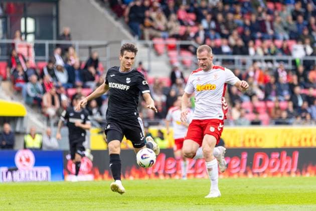 28 09 2025, Soccer, GER, Season, 3 Liga, Season 2025 2026, Matchday 8, SSV Jahn Regensburg SC Verl Martin Ens Verl vs Eric Hottmann SSV Jahn Regensburg DFL REGULATIONS PROHIBIT ANY USE OF PHOTOGRAPHS AS IMAGE SEQUENCES AND OR QUASI VIDEO
