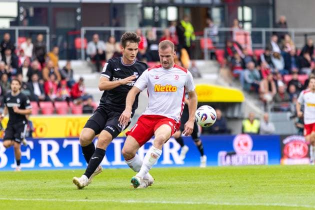 28 09 2025, Soccer, GER, Season, 3 Liga, Season 2025 2026, Matchday 8, SSV Jahn Regensburg SC Verl Martin Ens Verl vs Eric Hottmann SSV Jahn Regensburg DFL REGULATIONS PROHIBIT ANY USE OF PHOTOGRAPHS AS IMAGE SEQUENCES AND OR QUASI VIDEO
