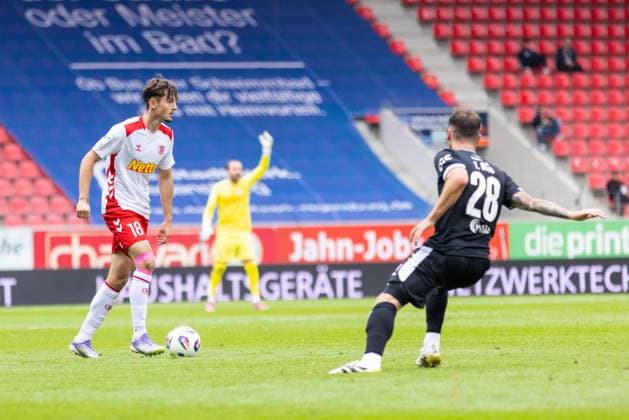 28 09 2025, Soccer, GER, Season, 3 Liga, Season 2025 2026, 8 Matchday, SSV Jahn Regensburg SC Verl Dustin Forkel SSV Jahn Regensburg vs Yari Otto Verl DFL REGULATIONS PROHIBIT ANY USE OF PHOTOGRAPHS AS IMAGE SEQUENCES AND OR QUASI VIDEO