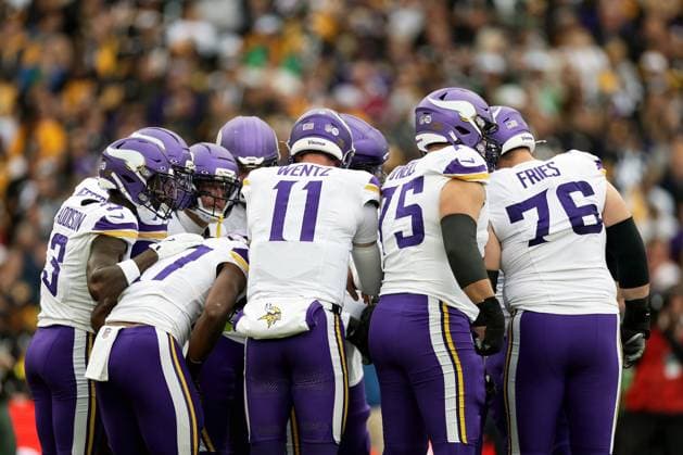 NFL, American Football Herren, USA Week 4, Croke Park, Dublin 28 9 2025 Pittsburgh Steelers vs Minnesota Vikings The Minnesota Vikings huddle during the game The Minnesota Vikings huddle during the game 28 9 2025  Copyright: x INPHO LaszloxGeczox LG_010235
