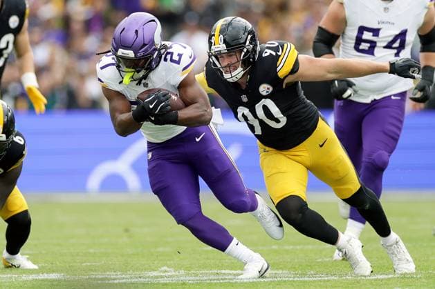 NFL, American Football Herren, USA Week 4, Croke Park, Dublin 28 9 2025 Pittsburgh Steelers vs Minnesota Vikings Minnesota Vikings Jordan Mason and T.J. Watt of the Pittsburgh Steelers Jordan Mason and T.J. Watt 28 9 2025  Copyright: x INPHO LaszloxGeczox LG_010461
