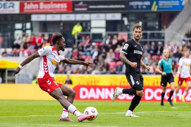 28 09 2025, Soccer, GER, Season, 3 Liga, Season 2025 2026, Matchday 8, SSV Jahn Regensburg SC Verl Davis Asante SSV Jahn Regensburg vs Yari Otto DFL REGULATIONS PROHIBIT ANY USE OF PHOTOGRAPHS AS IMAGE SEQUENCES AND OR QUASI VIDEO