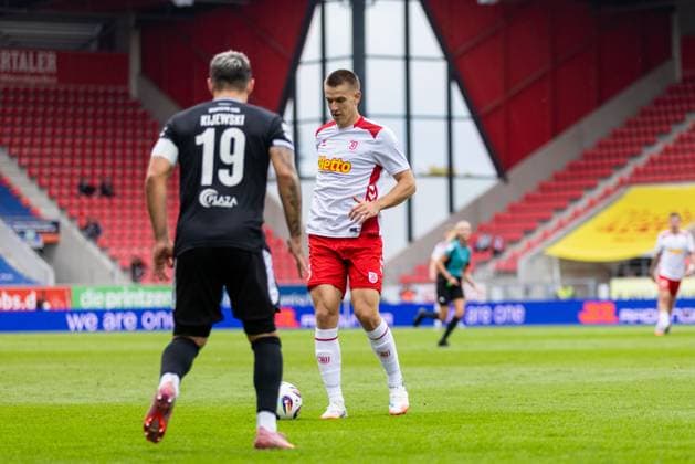 28 09 2025, Soccer, GER, Season, 3 Liga, Season 2025 2026, 8 Matchday, SSV Jahn Regensburg SC Verl Florian Dietz SSV Jahn Regensburg vs Niko Kijewski Verl DFL REGULATIONS PROHIBIT ANY USE OF PHOTOGRAPHS AS IMAGE SEQUENCES AND OR QUASI VIDEO