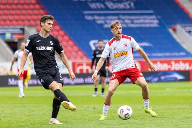 28 09 2025, Soccer, GER, Season, 3 Liga, Season 2025 2026, 8 Matchday, SSV Jahn Regensburg SC Verl Martin Ens Verl vs Noel Eichinger Regensburg DFL REGULATIONS PROHIBIT ANY USE OF PHOTOGRAPHS AS IMAGE SEQUENCES AND OR QUASI VIDEO