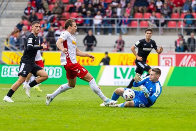 28 09 2025, Soccer, GER, Season, 3 Liga, Season 2025 2026, 8 Matchday, SSV Jahn Regensburg SC Verl Felix Strauss SSV Jahn Regensburg fails against Philipp Schulze Verl DFL REGULATIONS PROHIBIT ANY USE OF PHOTOGRAPHS AS IMAGE SEQUENCES AND OR QUASI VIDEO