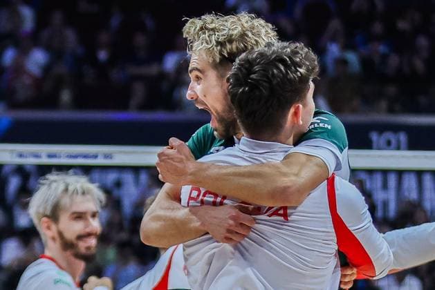 (250928) -- PASAY CITY, Sept. 28, 2025 -- Players of Poland celebrate after the bronze medal match between Poland and the Czech Republic at the FIVB Men s World Championship, WM, Weltmeisterschaft 2025 in Pasay City, the Philippines, Sept. 28, 2025. ) (SP)PHILIPPINES-PASAY CITY-FIVB MEN S WORLD CHAMPIONSHIP 2025-BRONZE MEDAL MATCH ROUELLExUMALI 