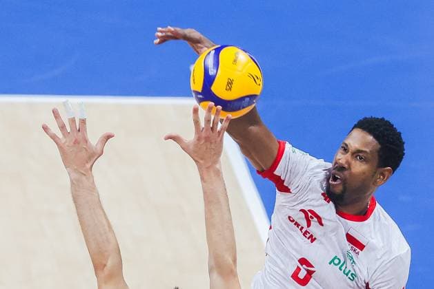 (250928) -- PASAY CITY, Sept. 28, 2025 -- Wilfredo Leon Venero (R) of Poland spikes the ball during the bronze medal match between Poland and the Czech Republic at the FIVB Men s World Championship, WM, Weltmeisterschaft 2025 in Pasay City, the Philippines, Sept. 28, 2025. ) (SP)PHILIPPINES-PASAY CITY-FIVB MEN S WORLD CHAMPIONSHIP 2025-BRONZE MEDAL MATCH ROUELLExUMALI 