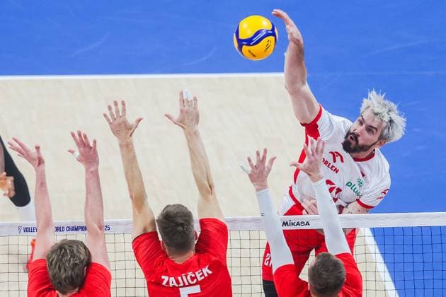 (250928) -- PASAY CITY, Sept. 28, 2025 -- Tomasz Fornal (R) of Poland spikes the ball during the bronze medal match between Poland and the Czech Republic at the FIVB Men s World Championship, WM, Weltmeisterschaft 2025 in Pasay City, the Philippines, Sept. 28, 2025. ) (SP)PHILIPPINES-PASAY CITY-FIVB MEN S WORLD CHAMPIONSHIP 2025-BRONZE MEDAL MATCH ROUELLExUMALI 