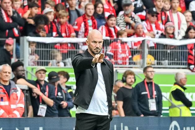 Christian Ilzer TSG Hoffenheim, Head coach with gestures GER, SC Freiburg TSG 1899 Hoffenheim, Football, Bundesliga, Matchday 5, Season 2025 2026, 28 09 2025 DFL DFB REGULATIONS PROHIBIT ANY USE OF PHOTOGRAPHS AS IMAGE SEQUENCES AND OR QUASI VIDEO GER, SC Freiburg TSG 1899 Hoffenheim, Football, Bundesliga, Matchday 5, Season 2025 2026, 28 09 2025 Freiburg Copyright: xEibner-Pressefoto ThomasxHessx EP_THS